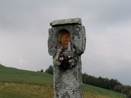 Capitello su stelo di pietra a Breonio