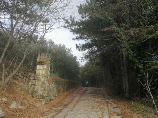 Via Masua a sinistra bivio per salita al capitello