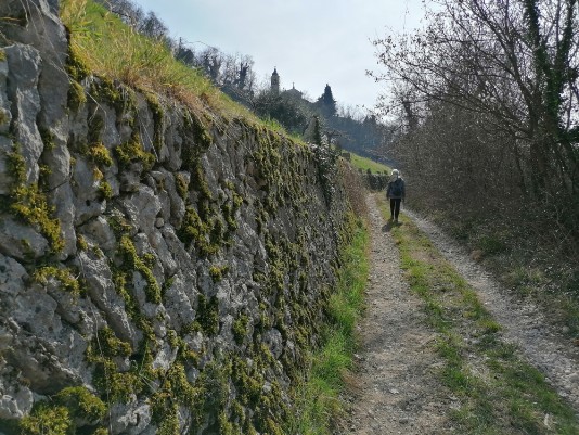 stradina in salita per Mazzano chiesa e arpa eolica