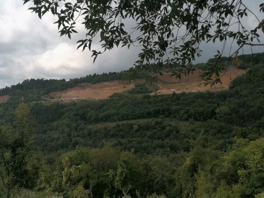 uscita per Gravazzo Cave sullo sfondo