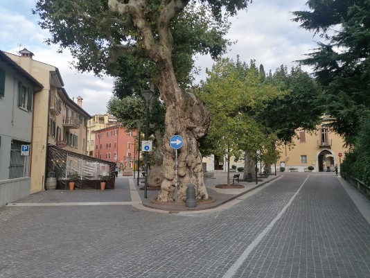 ritorno a Garda piazza della Chiesa