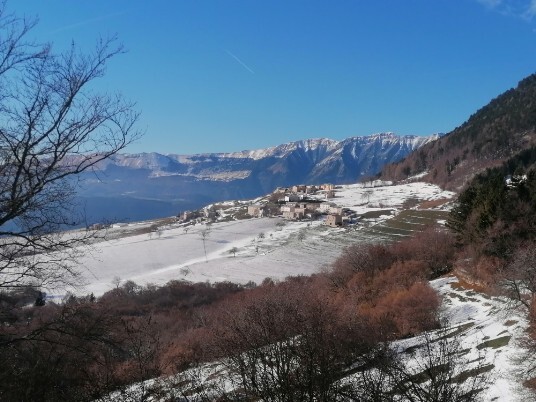 Contrada Tommasi sullo sfondo il Monte Baldo