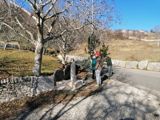 vecchio segnale stradale in pietra Cavalo