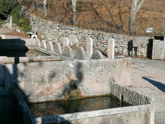 enorme e bellissima fontana e lavatoio a Cavalo