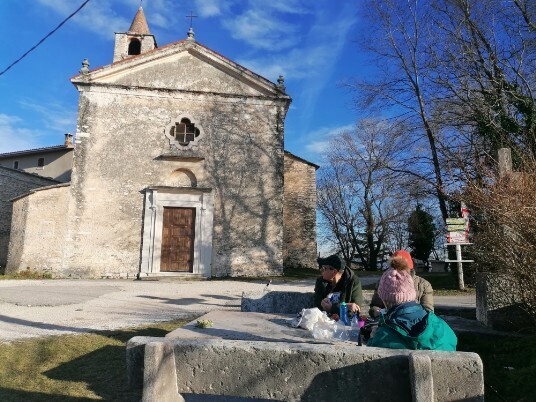 una sosta alla vecchia chiesa di Cavalo