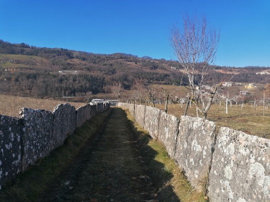 discesa a Vaggimal bellissimo tratto sentiero lastre di pietra