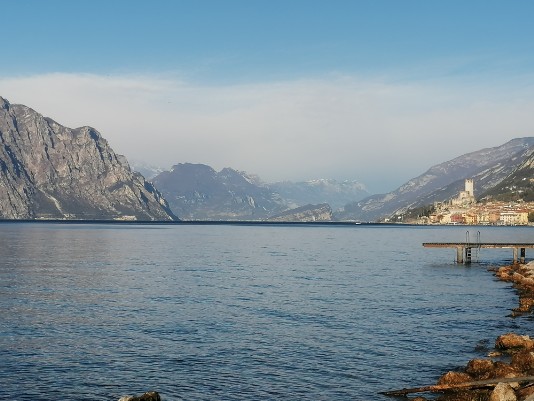 lungolago sud Malcesine sullo sfondo il castello