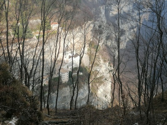 suggestiva immagine del santuario Madonna della Corona