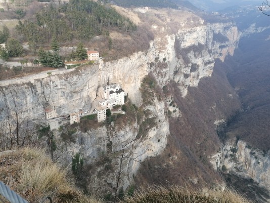 suggestiva immagine del santuario Madonna della Corona