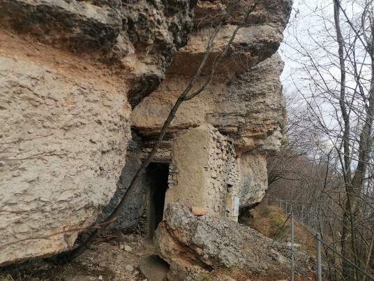 le trincee e postazioni Monte Cimo