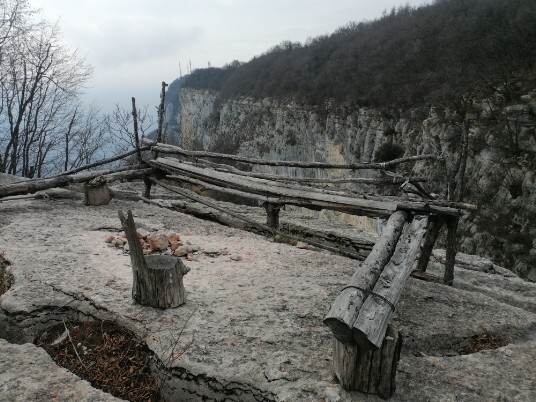 le trincee e postazioni Monte Cimo