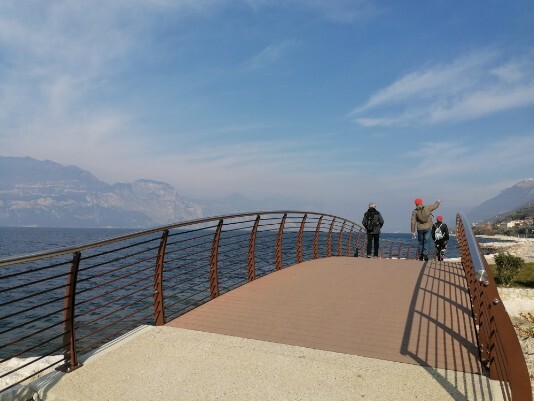 ponte sulla ciclabile/pedonale direzione Brenzone