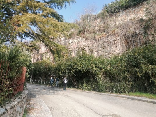 prendiamo la strada per Monte e dopo un po Via Rosa Corallo insalita