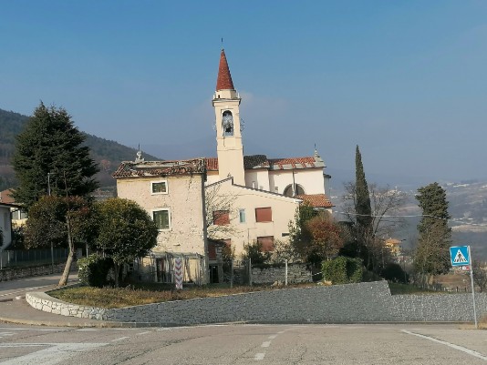 parcheggio vicino a Chiesa di Mazzurega