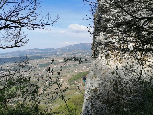 Sengia Sbusa panorama e scalatore in azione