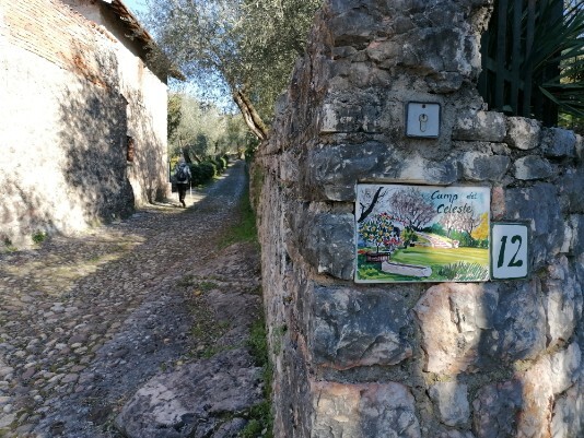 stradina in salita direzione Crero ciottoli