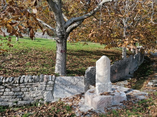 antico segnale stradale in pietra